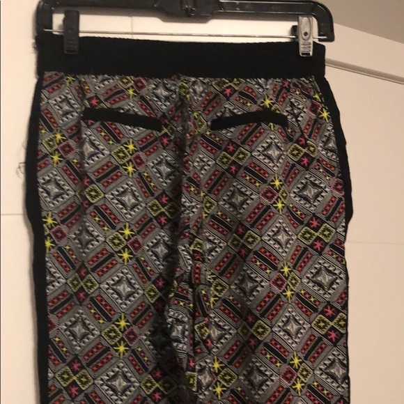 Light patterned trousers with pockets - Picture 3 of 3